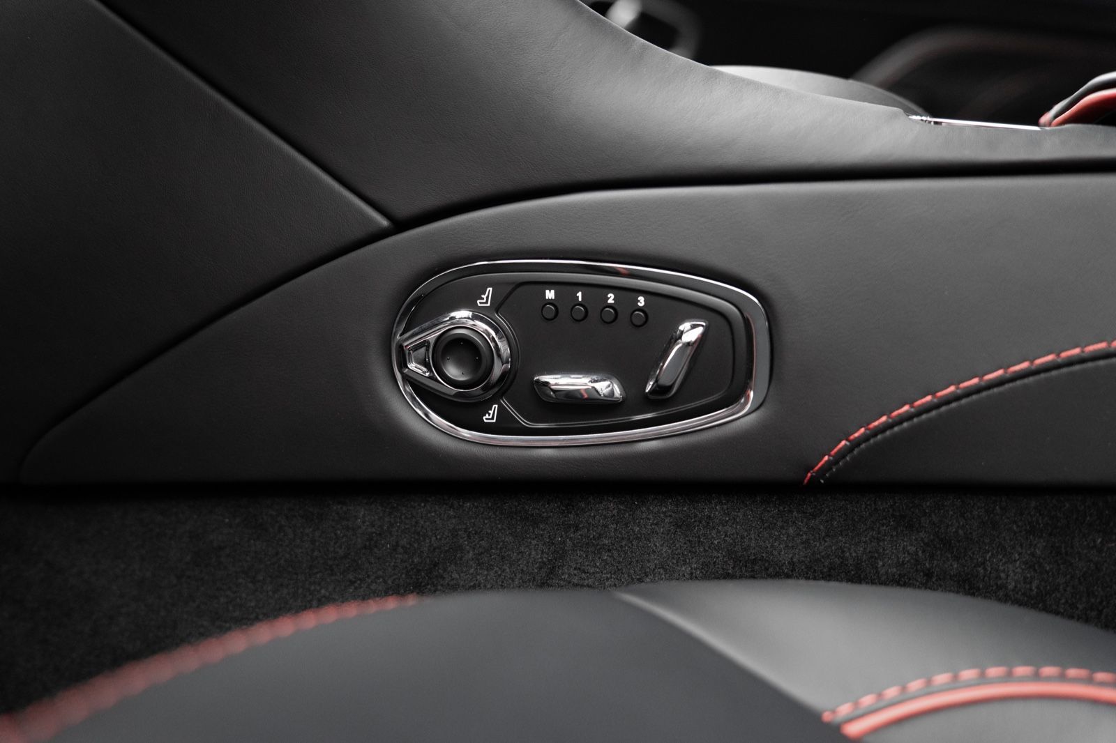 Aston Martin DBS COUPÉ SPECIAL RED/BLACK-RED CARBON SPORTSEAT