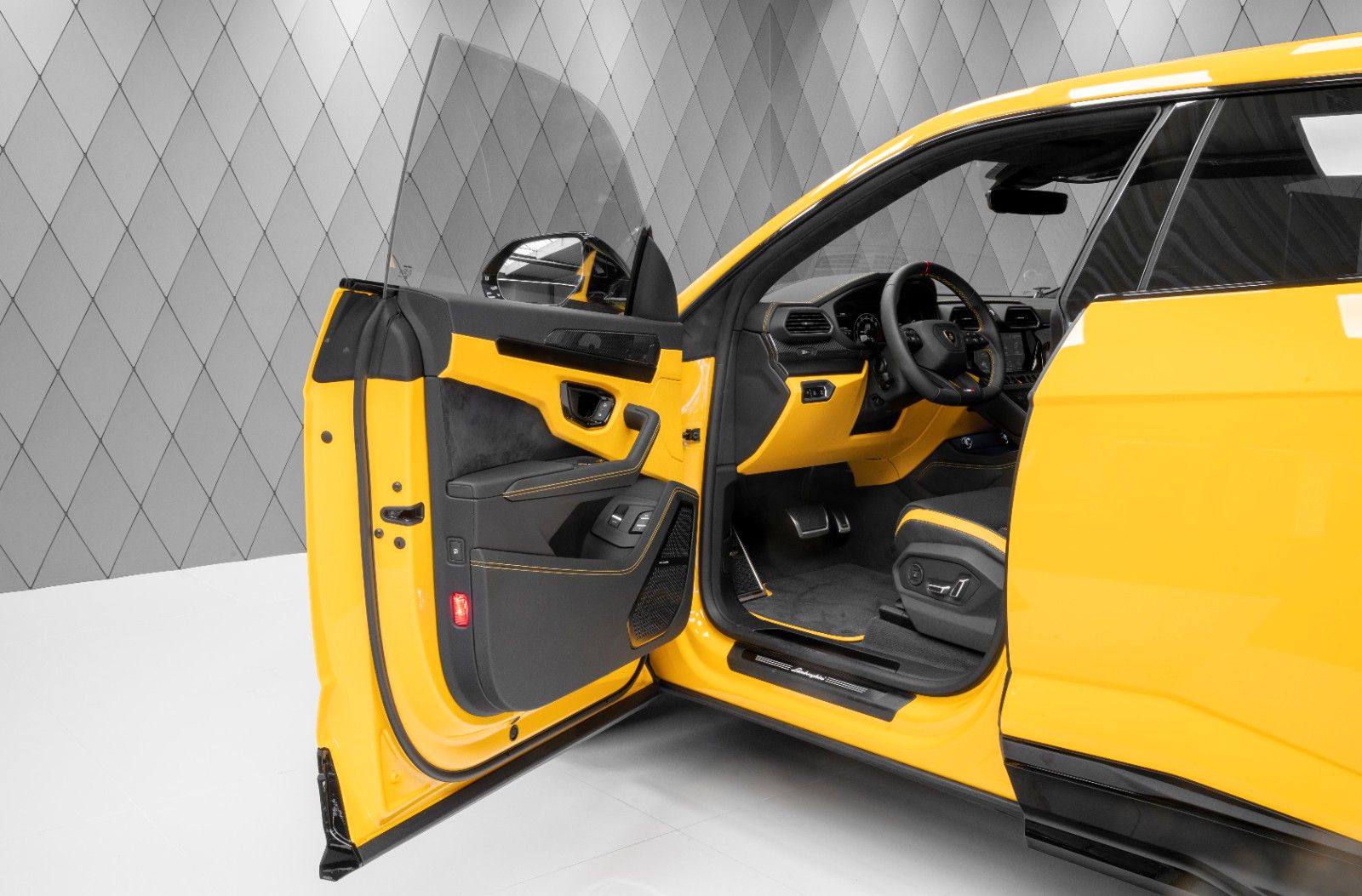 Lamborghini Urus S 2023 YELLOW/BLACK-YELLOW MASSAGE B&O PANO