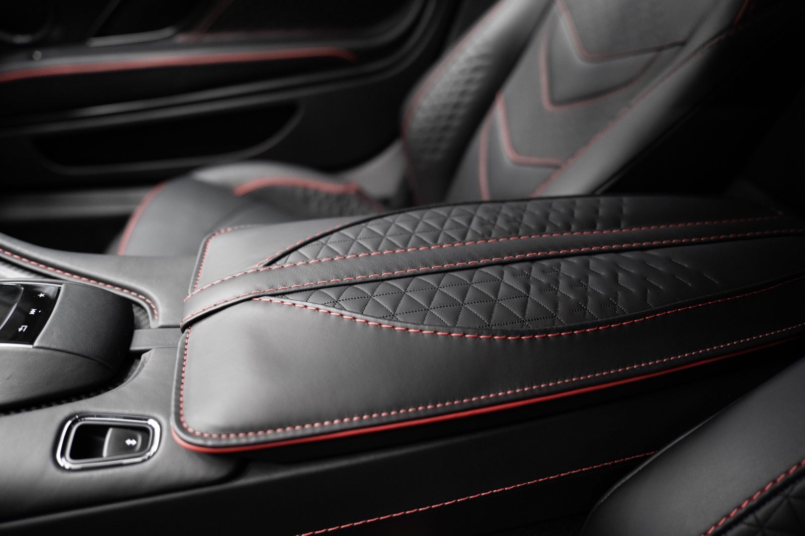 Aston Martin DBS COUPÉ SPECIAL RED/BLACK-RED CARBON SPORTSEAT