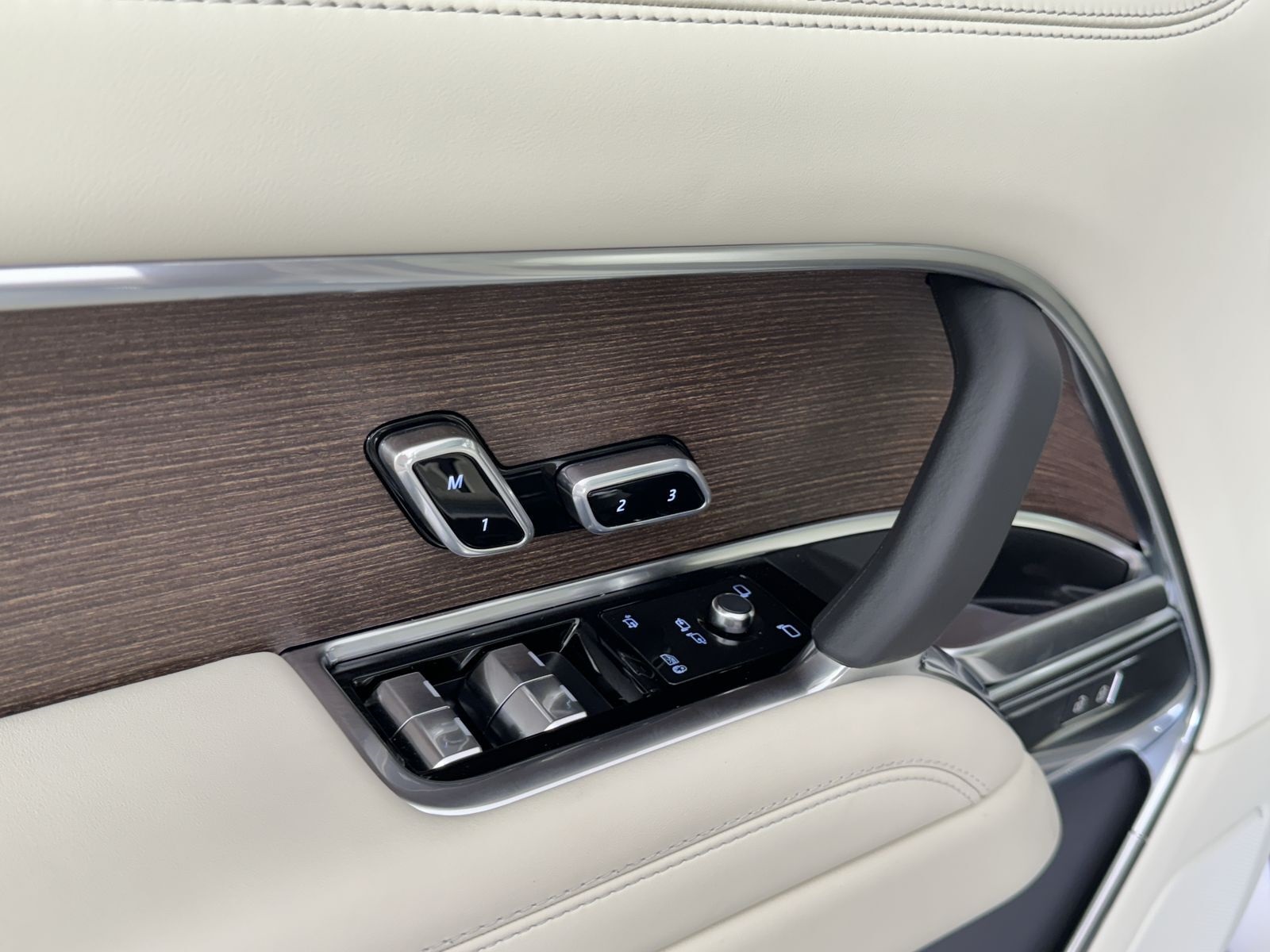2025 Land Rover Range Rover SE