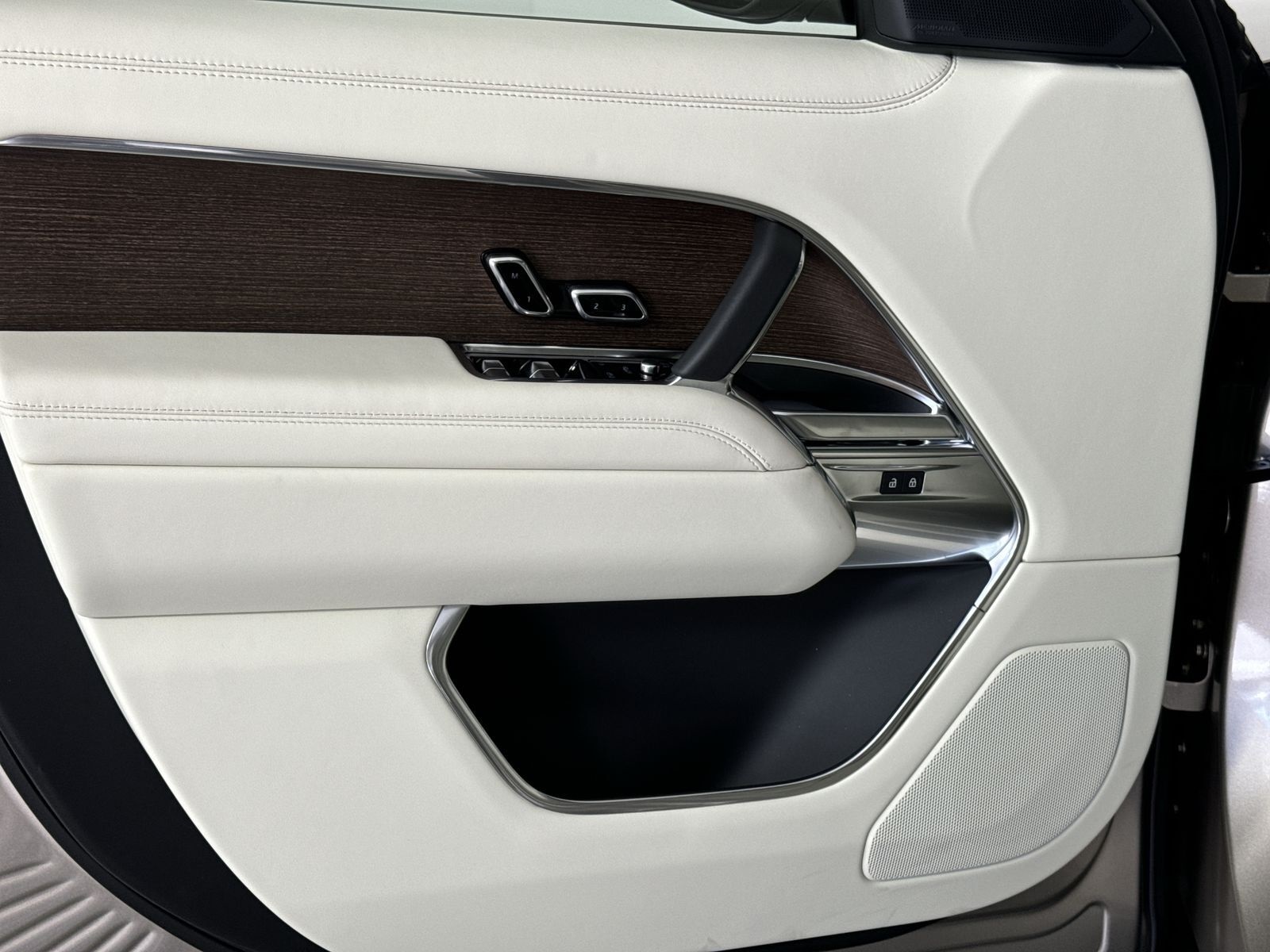 2025 Land Rover Range Rover SE
